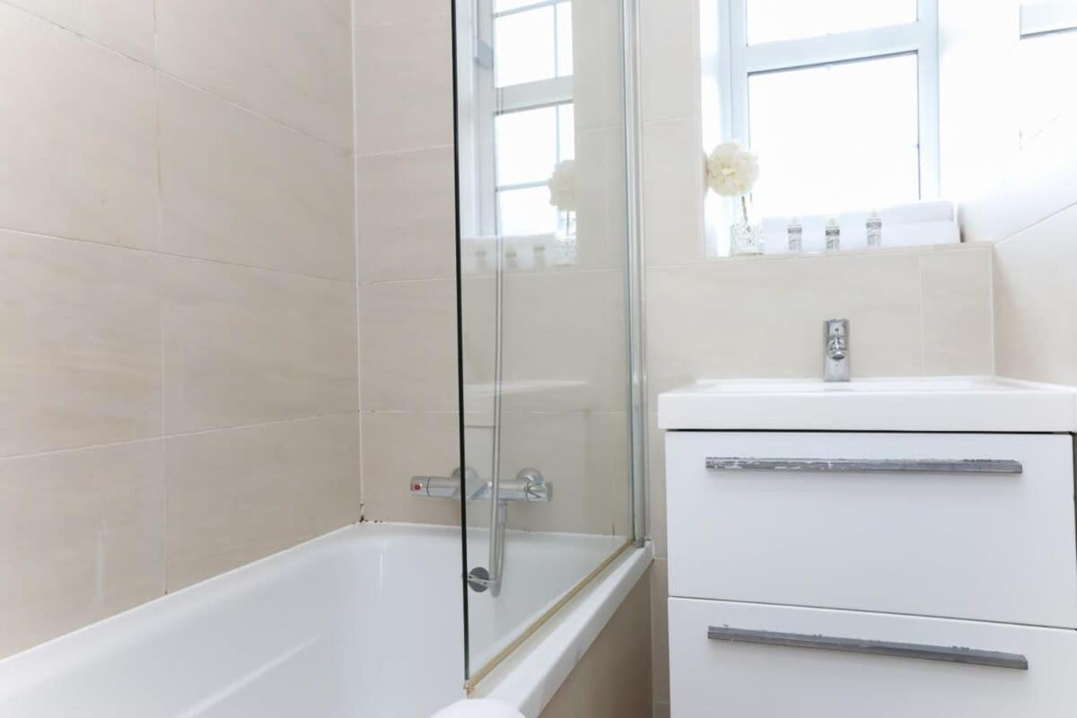 2 Bedroom Apartment In Waterloo Central Лондон Экстерьер фото
