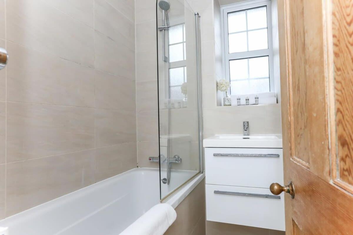 2 Bedroom Apartment In Waterloo Central Лондон Экстерьер фото